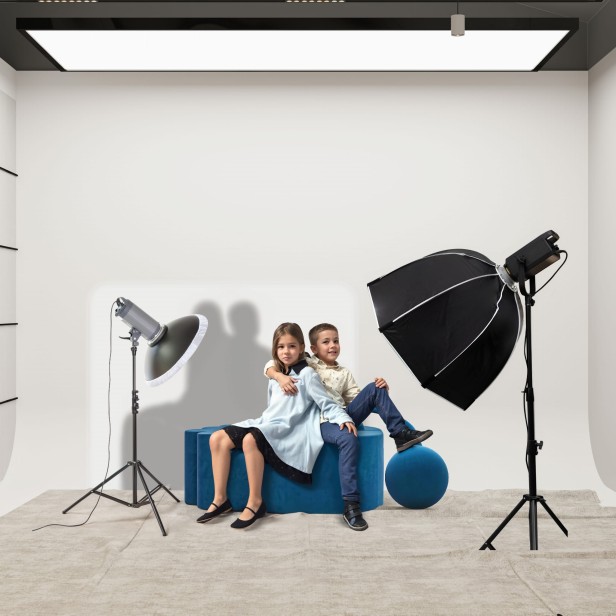 Kinder, die auf dem Modern Blue Pouf fotografiert wurden.