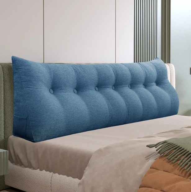 Dreieckiges Lesekissen – Blaues Leinen, arrangiert auf dem Bett im Schlafzimmer.