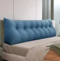 Dreieckiges Lesekissen – Blaues Leinen, arrangiert auf dem Bett im Schlafzimmer.