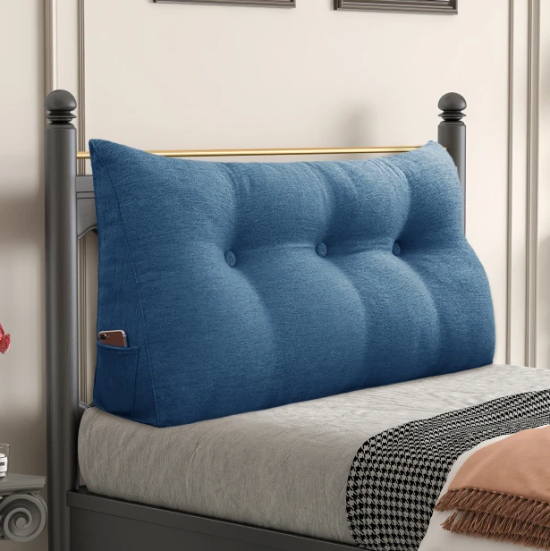 Dreieckiges Lesekissen – Blaues Leinen, arrangiert auf dem Bett im Schlafzimmer.
