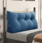Dreieckiges Lesekissen – Blaues Leinen, arrangiert auf dem Bett im Schlafzimmer.