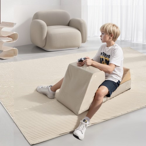 Junge sitzt auf einem multifunktionalen Gaming-Sofa.