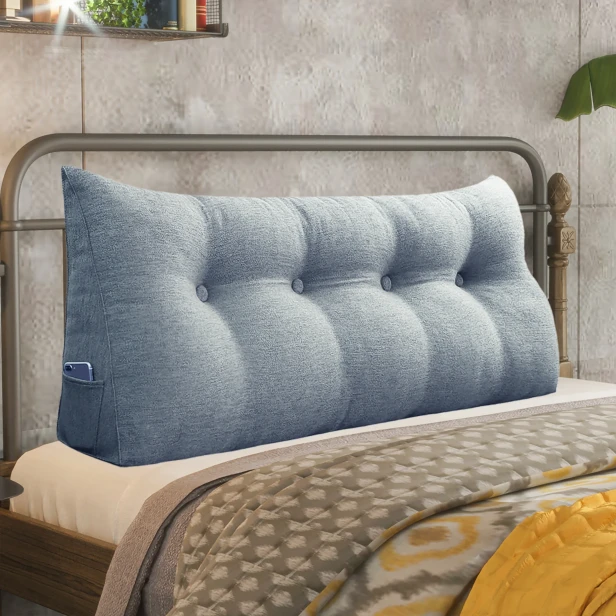 Dreieckiges Lesekissen – Graues Leinen, arrangiert auf dem Bett im Schlafzimmer.