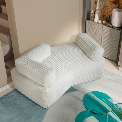 Sofa mit weicher Entspannungszone, Anordnung im Wohnzimmer.