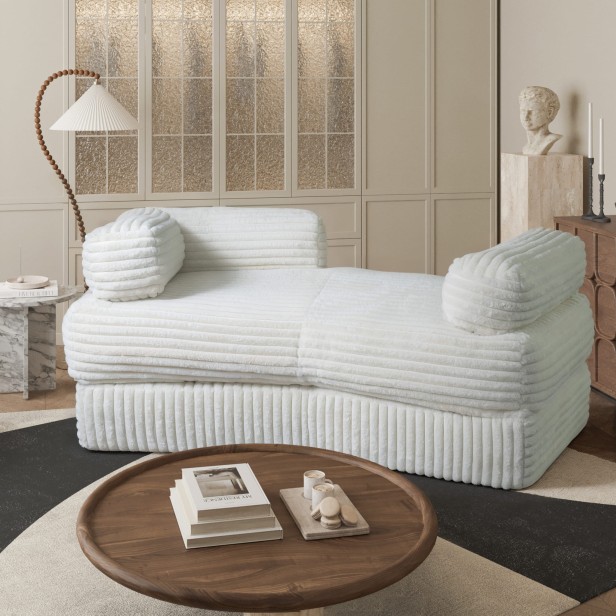 Sofa mit weicher Entspannungszone, Anordnung im Wohnzimmer.