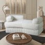 Sofa mit weicher Entspannungszone, Anordnung im Wohnzimmer.