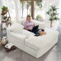 Eine Frau sitzt mit ihrem Hund auf einem weichen Sofa im Wohnzimmer.