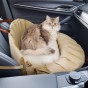 Katze in luxuriöser Haustiertasche im Auto.