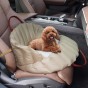 Hund in luxuriöser Haustiertasche im Auto.