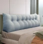 Dreieckiges Lesekissen – Graues Leinen, arrangiert auf dem Bett im Schlafzimmer.