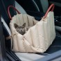 Katze in luxuriöser Haustiertasche im Auto.