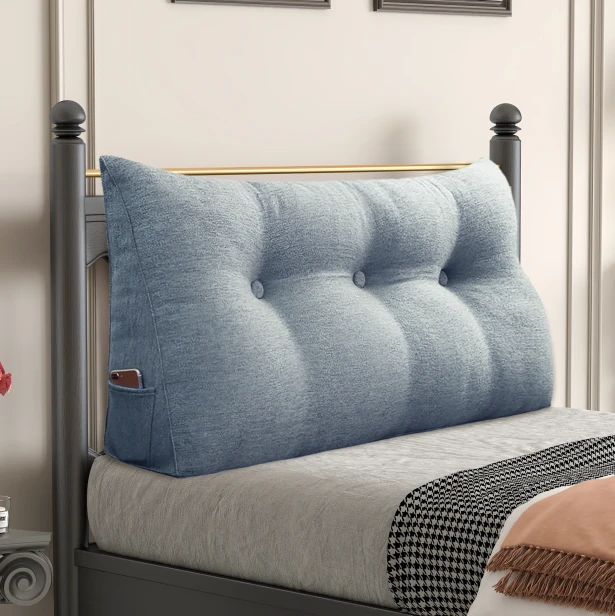 Dreieckiges Lesekissen – Graues Leinen, arrangiert auf dem Bett im Schlafzimmer.