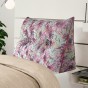 Rosa Jacquard-Kissen mit Knöpfen, Schlafzimmerdekoration auf dem Bett.