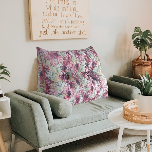 Rosa Jacquard-Kissen mit Knöpfen, als Dekoration auf dem Sofa.