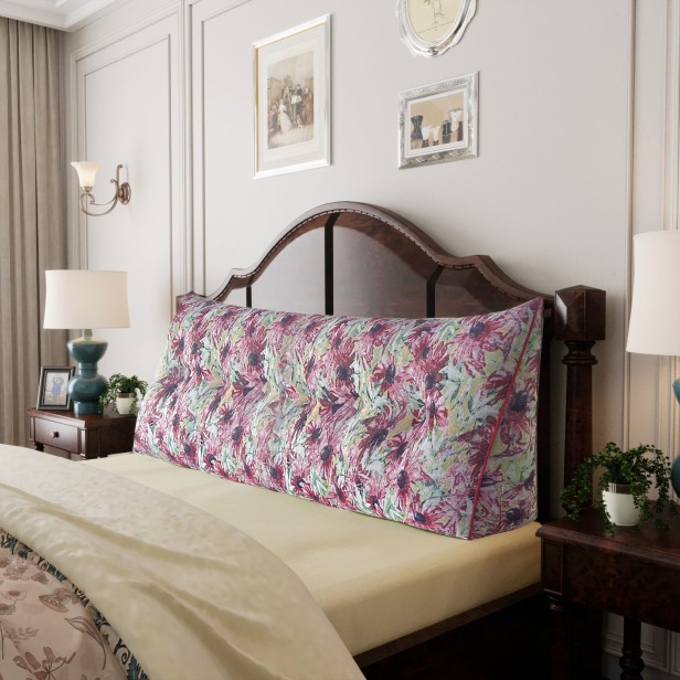 Rosa Jacquard-Kissen mit Knöpfen, Schlafzimmerdekoration auf dem Bett.