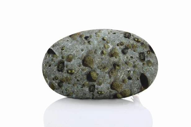 Einzelnes, großes Dekokissen aus dem Set „Weiche Kissen Steine ​​Meteoriten 7-teilig“.