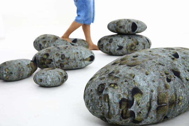 Weiche Kissen aus Meteoritensteinen, 7 Stück.