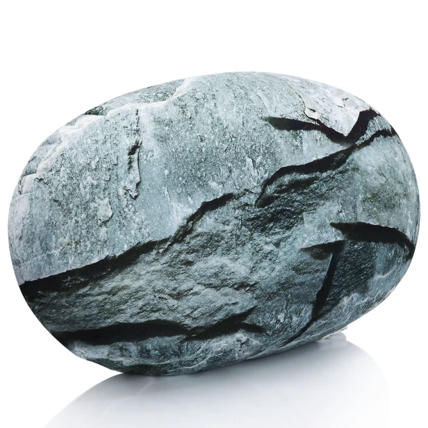 Einzelnes, großes Dekokissen aus dem 7-teiligen Set „Soft Stones Pillows“.