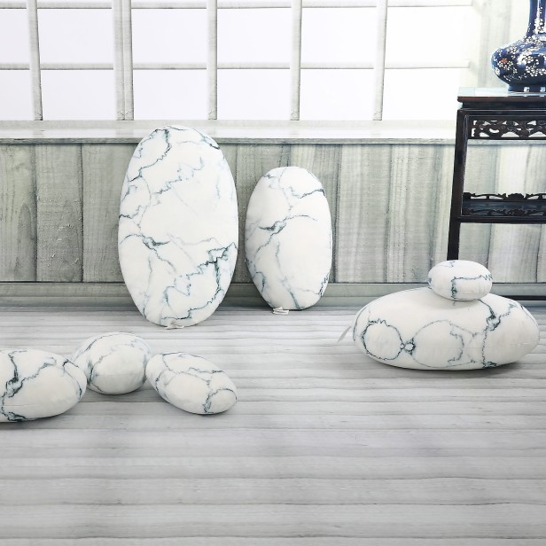 Kissen Soft Stones White Marble 7 pcs. Arrangement at home.