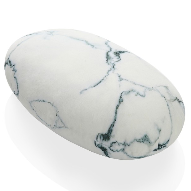 Einzelnes, großes Dekokissen aus dem Set „Soft Stones Pillows White Marble 7 pcs“.