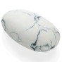 Einzelnes, großes Dekokissen aus dem Set „Soft Stones Pillows White Marble 7 pcs“.