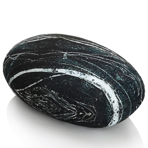 Einzelnes, großes Dekokissen aus dem Set „Soft Stones Black Marble Pillows 7 pcs“.