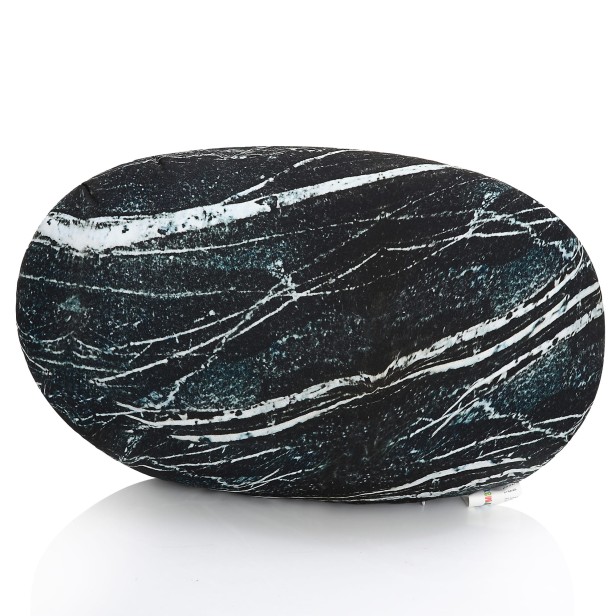 Einzelnes, großes Dekokissen aus dem Set „Soft Stones Black Marble Pillows 7 pcs“.