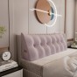 Dreieckiges, plüschiges, rosafarbenes Kissen, arrangiert im Schlafzimmer auf dem Bett.