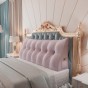 Dreieckiges, plüschiges, rosafarbenes Kissen, arrangiert im Schlafzimmer auf dem Bett.