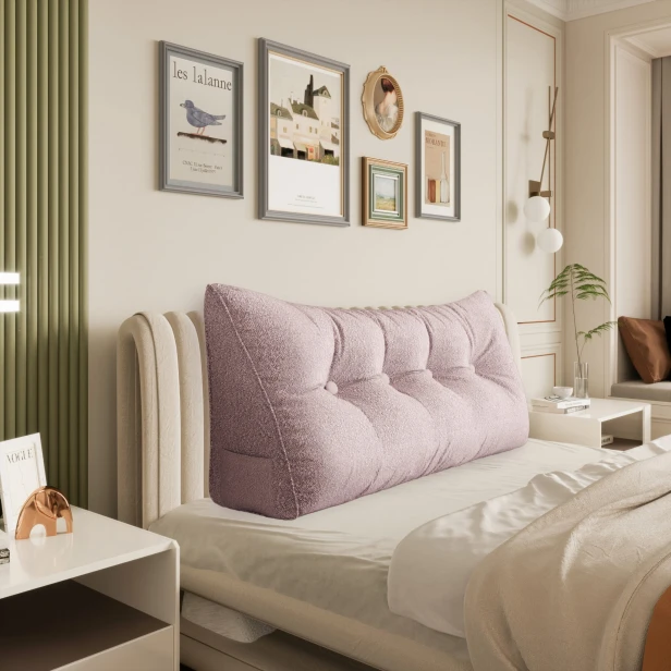 Dreieckiges, plüschiges, rosafarbenes Kissen, arrangiert im Schlafzimmer auf dem Bett.