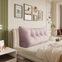 Dreieckiges, plüschiges, rosafarbenes Kissen, arrangiert im Schlafzimmer auf dem Bett.