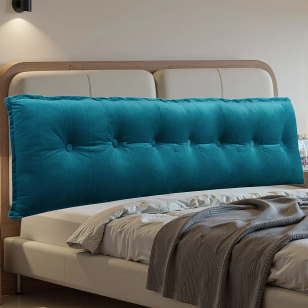 Rechteckiges Rückenstützkissen – Samt Türkis, Schlafzimmer-Arrangement auf dem Bett.