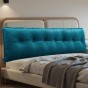 Rechteckiges Rückenstützkissen – Samt Türkis, Schlafzimmer-Arrangement auf dem Bett.