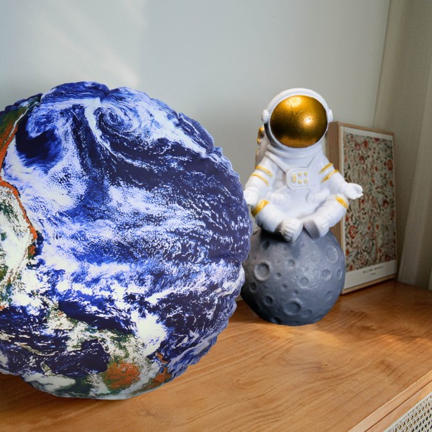 Rundes Kissen mit dem Planeten Erde, Dekoration für Zuhause.