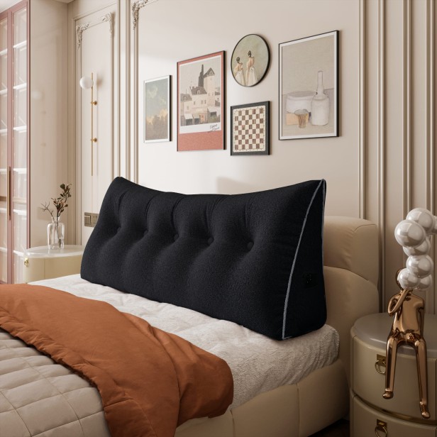 Schwarzes Plüsch-Dreieckskissen, Schlafzimmer-Arrangement.