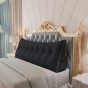 Schwarzes Plüsch-Dreieckskissen, Schlafzimmer-Arrangement.