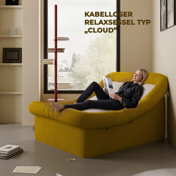 Frau liegt auf dem Velvet Duo Lounger, Wohnzimmer-Arrangement