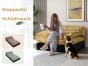 Frau sitzt auf einem funktionalen Lounge-Sofa im Schlafzimmer.