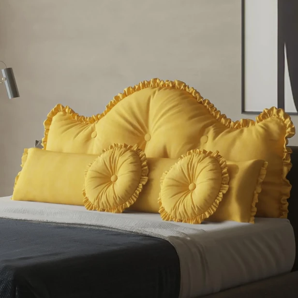 Dekoratives Kissen-Set (3-teilig), gelb, zur Anordnung im Schlafzimmer auf dem Bett.