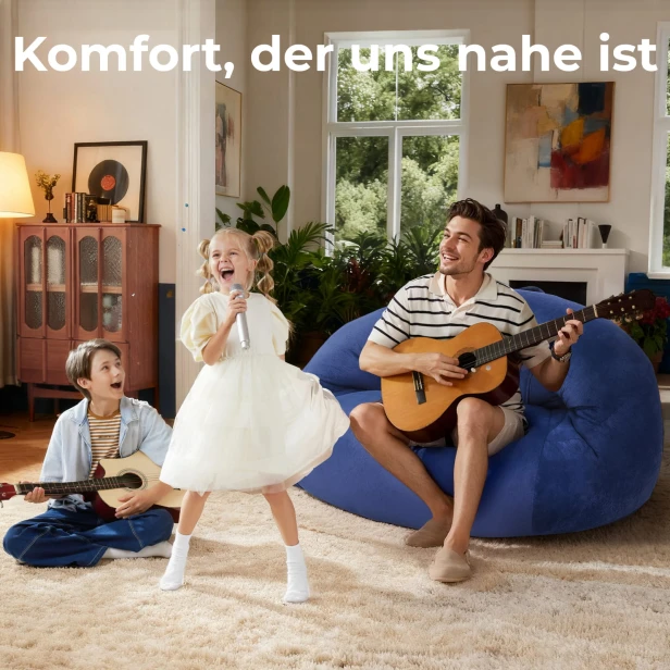 Blauer Pouf/Sessel, eine Familienunterhaltungsszene in einem hellen Wohnzimmer