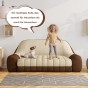 Kind springt mit Hund auf dem Komfortsofa, Arrangement im Wohnzimmer.