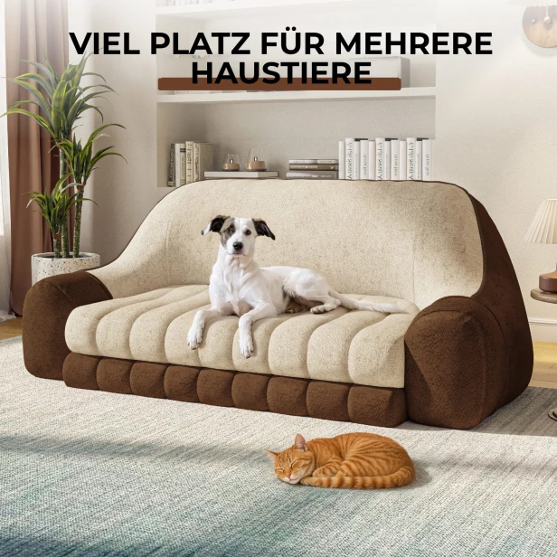 Hund liegt gemütlich auf dem Sofa.