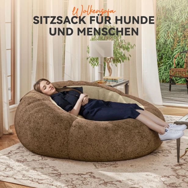 Frau liegt entspannt auf einem Sitzkissen.