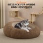 Hund liegt zum Entspannen auf einem Pouf