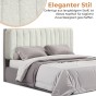 Beige gepolstertes Kopfteil, Schlafzimmeranordnung auf dem Bett.