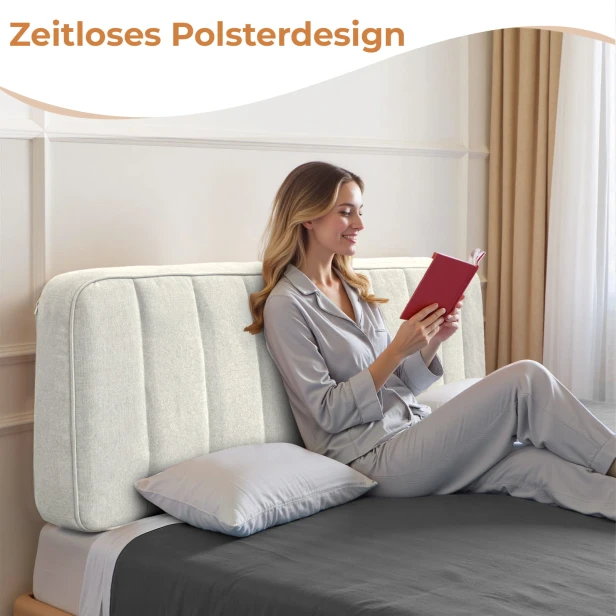 Eine Frau lehnt sich an ein beiges, gepolstertes Bettkopfteil.