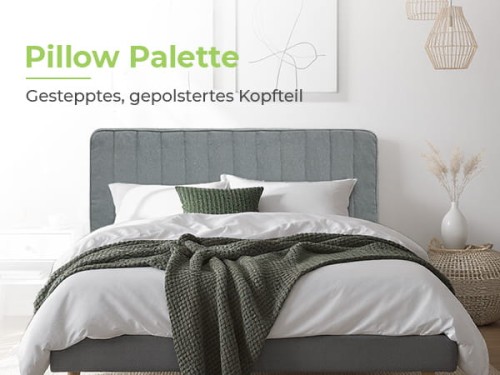 Gepolstertes graues Kopfteil, Schlafzimmeranordnung auf dem Bett.