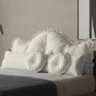 Dekoratives Kissen-Set (3-teilig) weiß, zur Anordnung im Schlafzimmer auf dem Bett.