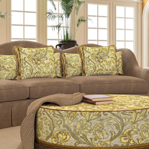 Set aus fünf dekorativen Vintage-Kopfteilen, arrangiert im Wohnzimmer auf dem Sofa.