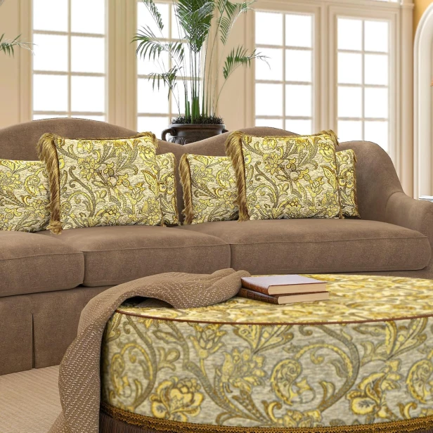 Set aus fünf dekorativen Vintage-Kopfteilen, arrangiert im Wohnzimmer auf dem Sofa.